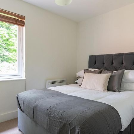 Bright 2Br Apartment - 2 Free Parking Spaces - Near Lgw Airport Crawley  Exterior photo