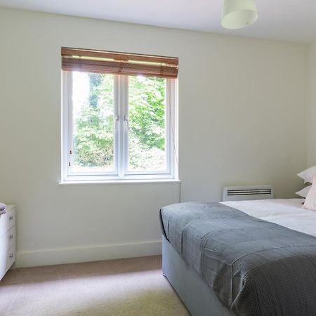 Bright 2Br Apartment - 2 Free Parking Spaces - Near Lgw Airport Crawley  Exterior photo