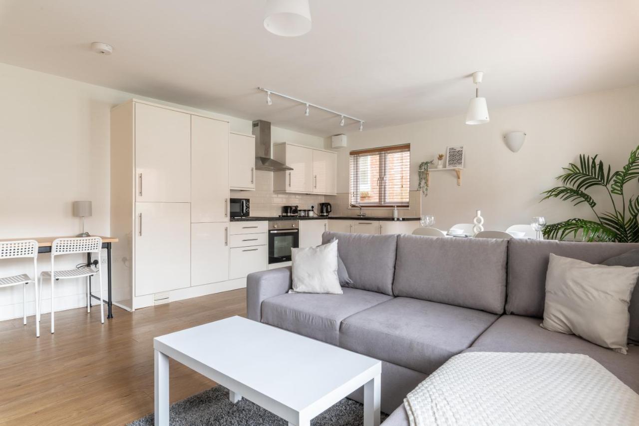 Bright 2Br Apartment - 2 Free Parking Spaces - Near Lgw Airport Crawley  Exterior photo