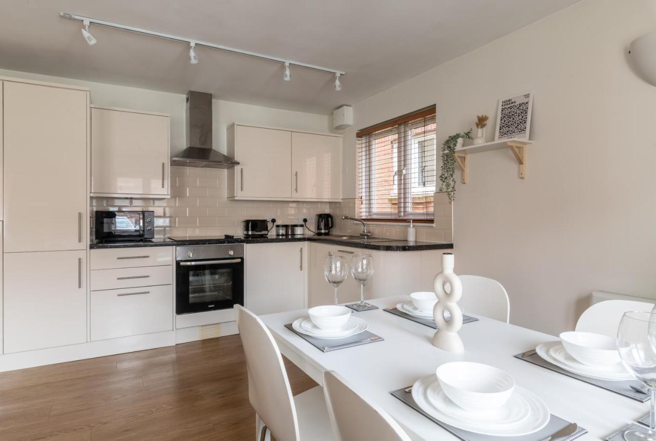 Bright 2Br Apartment - 2 Free Parking Spaces - Near Lgw Airport Crawley  Exterior photo
