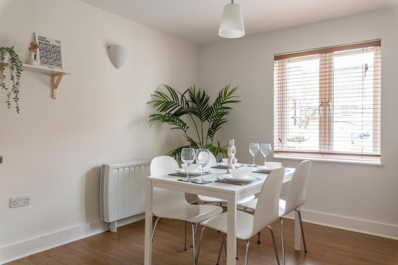Bright 2Br Apartment - 2 Free Parking Spaces - Near Lgw Airport Crawley  Exterior photo