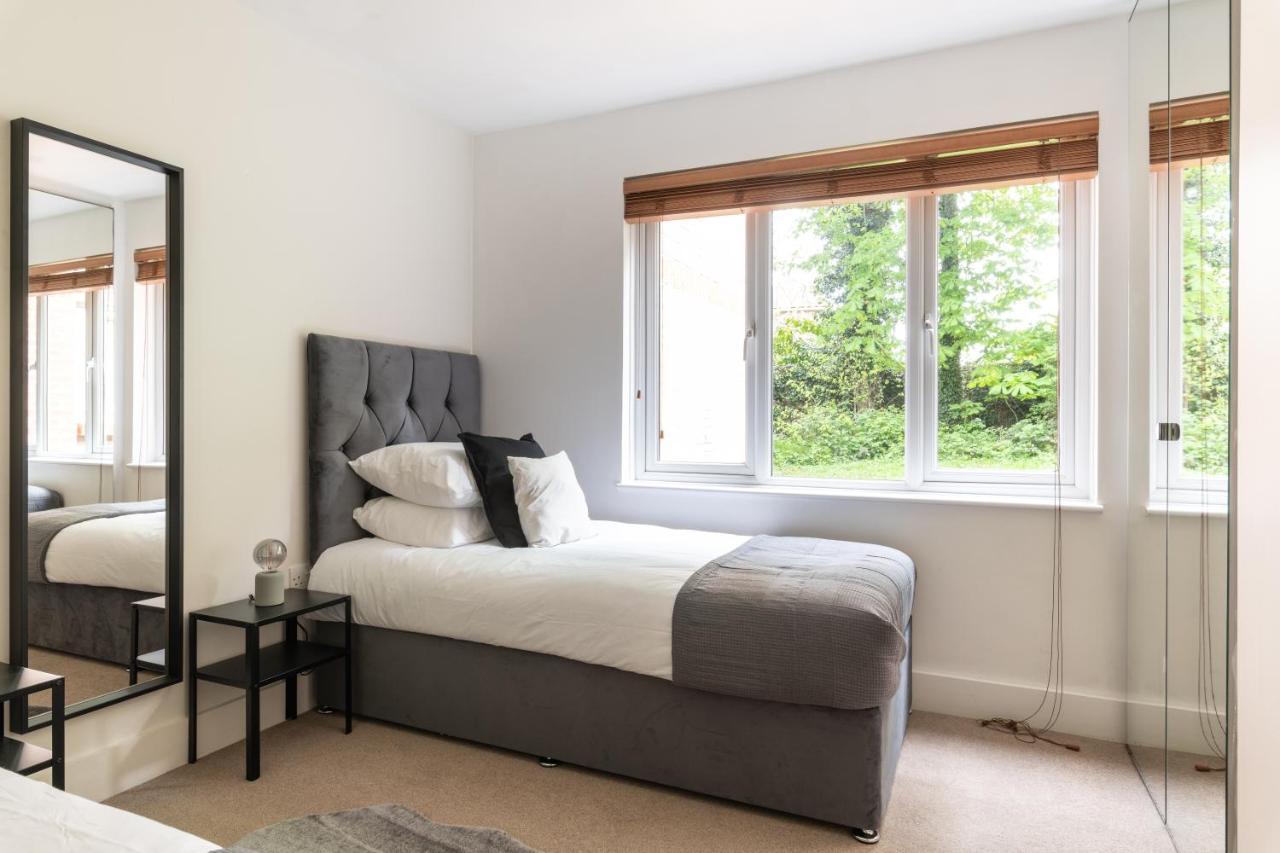Bright 2Br Apartment - 2 Free Parking Spaces - Near Lgw Airport Crawley  Exterior photo