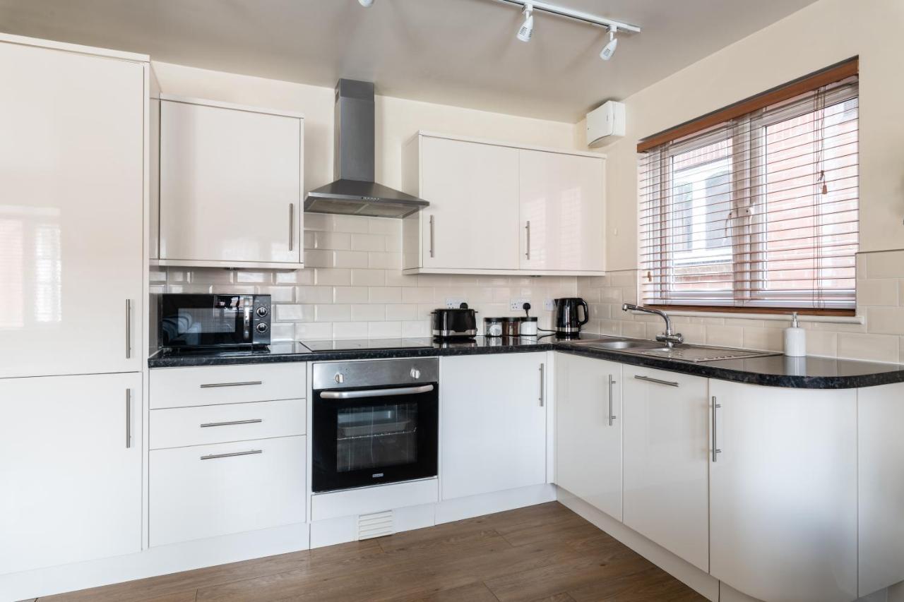 Bright 2Br Apartment - 2 Free Parking Spaces - Near Lgw Airport Crawley  Exterior photo