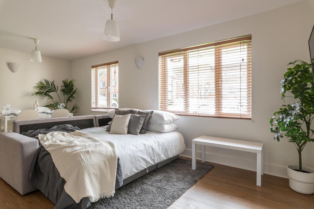 Bright 2Br Apartment - 2 Free Parking Spaces - Near Lgw Airport Crawley  Exterior photo