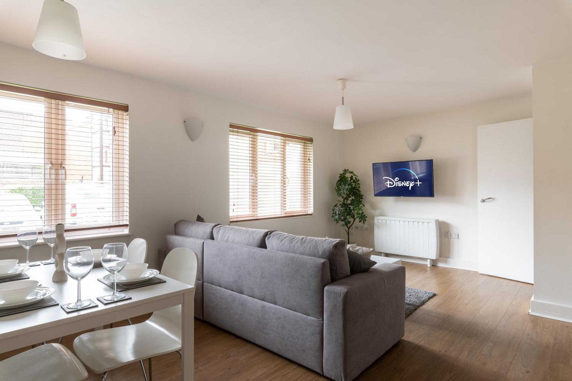 Bright 2Br Apartment - 2 Free Parking Spaces - Near Lgw Airport Crawley  Exterior photo